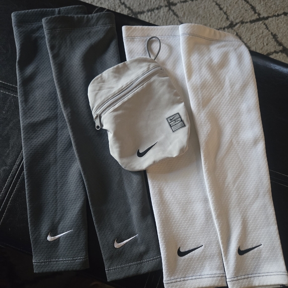 Nike 2 Pairs Of Sleeves In Bag Size S/m - Picture 1 of 4